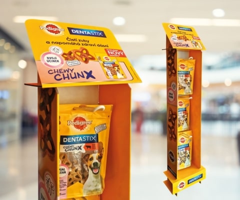 Predajný stojan s vešiačikmi